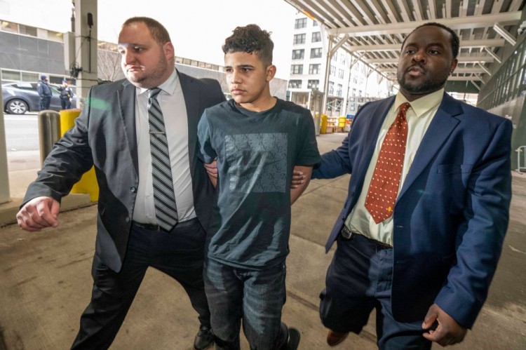 移民青少年的律师恳求时代广场枪击案在法庭上审理而不是在社交媒体上审理