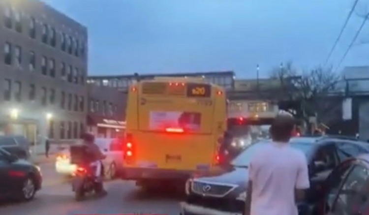 疑似醉酒司机导致布鲁克林MTA巴士相撞15人受伤